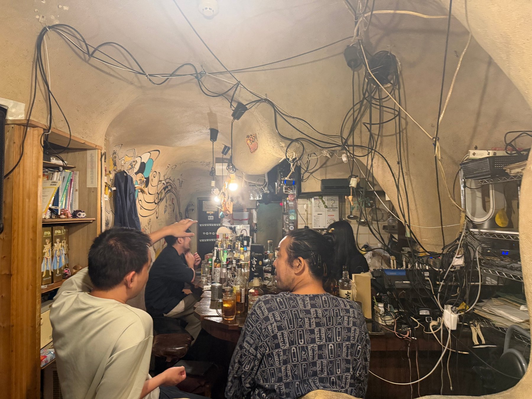 カウンターを囲んで向かい合う人たち