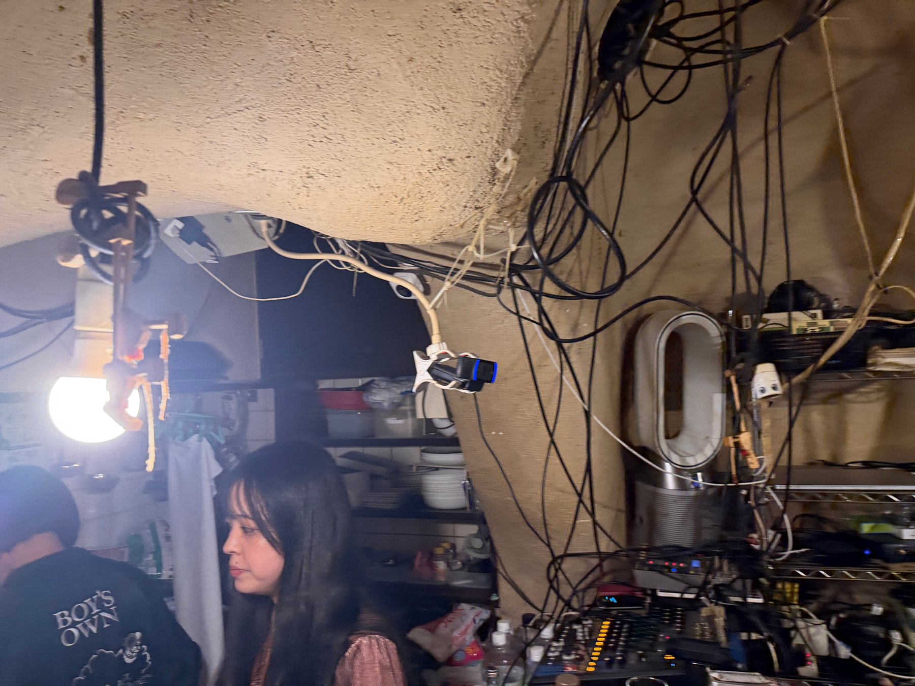 カウンターの内側にいる人と音響機器