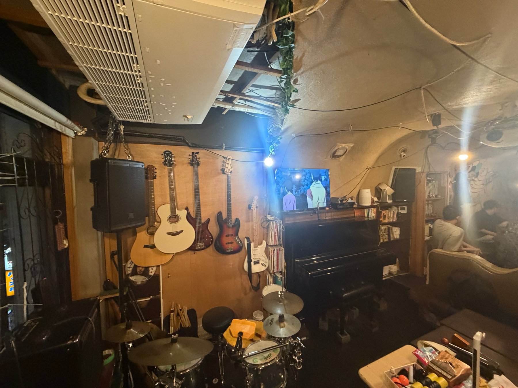 ギターが掛かった壁とピアノ