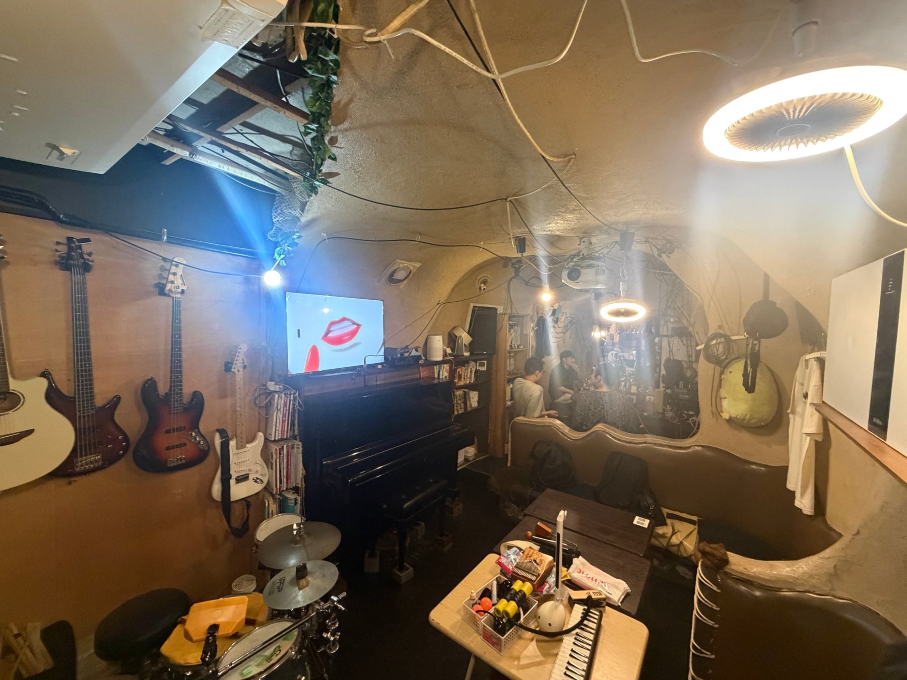 壁に掛かったギターとドラムが並ぶ店内