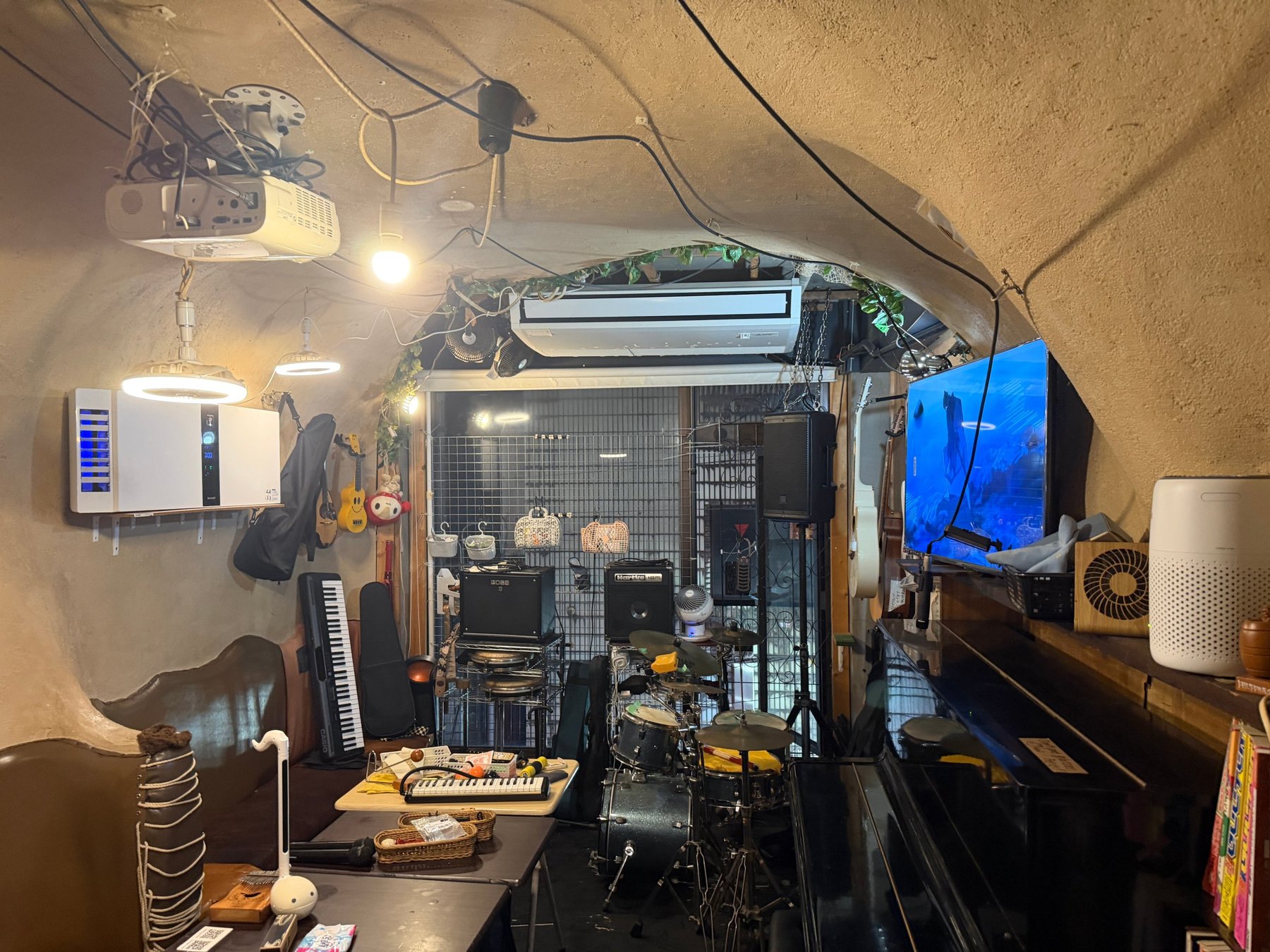 店内奥のピアノとドラム