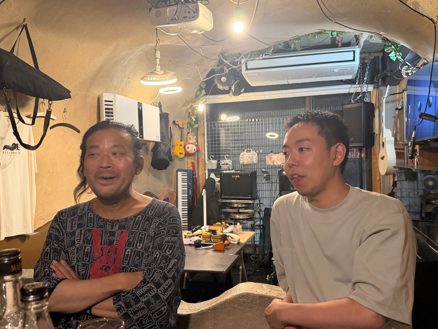 楽器のある店内で並んでいる二人